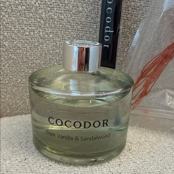 Dark Vanilla & Sandalwood Reed Diffuser - Green - Picture 2 of 2